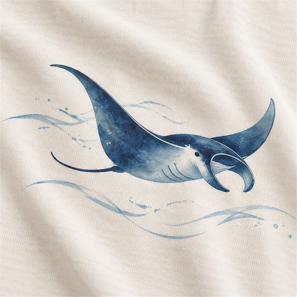 Detalhe da estampa DTF Voo das Águas na camiseta 100% algodão — AquaShirt
